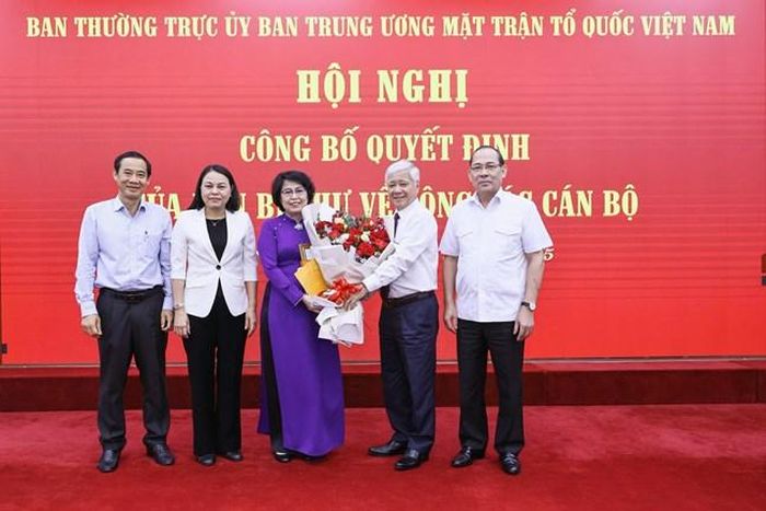  Lãnh đạo Ủy ban Trung ương MTTQ Việt Nam cùng các đại biểu tặng hoa chúc mừng đồng chí Tô Thị Bích Châu 
