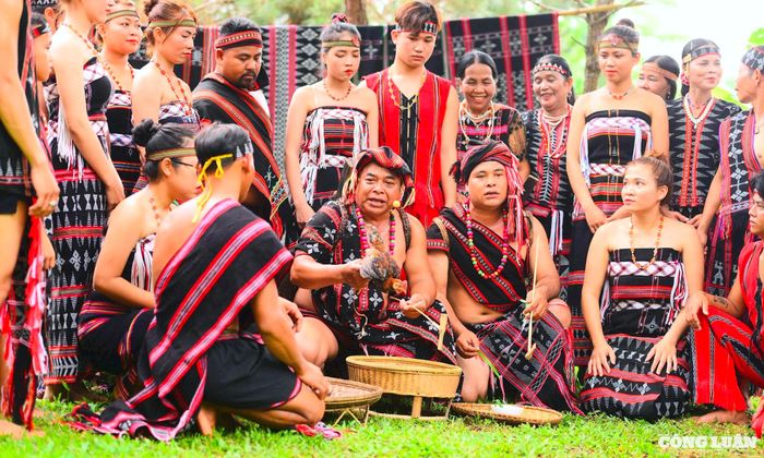 Cộng đồng cùng tham dự – nam nữ, già trẻ cùng có mặt, thể hiện sự gắn kết, trân trọng những giá trị văn hóa thiêng liêng.