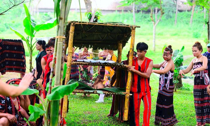 Tác Giảng Ka Coong và Tấc Giàng Xứ không chỉ là lễ hội tôn giáo, mà còn là nơi hội tụ của tri thức bản địa, luật tục và quy ước cộng đồng. Trong lễ, già làng thường nhắc lại những điều cấm kỵ trong rừng – không chặt phá cây thiêng, không săn bắn bừa bãi, không xâm phạm núi linh. Lễ hội cũng là nơi gắn kết cộng đồng, nơi người già truyền dạy cho lớp trẻ về cội nguồn, phong tục, tiếng nói và lòng tôn trọng với rừng giữa dòng chảy hiện đại hóa.