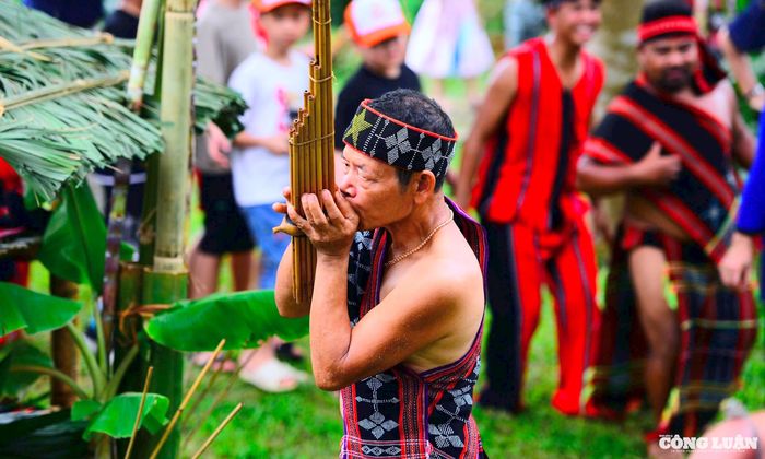 Nam giới dân tộc Cơ Tu thổi khèn bè, tù và trong lễ hội cúng thần rừng.