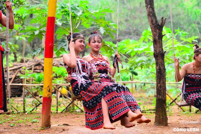 Các cô gái dân tộc Cơ Tu huyện A Lưới (Thừa Thiên Huế) tỏa nắng với trang phục truyền thống.