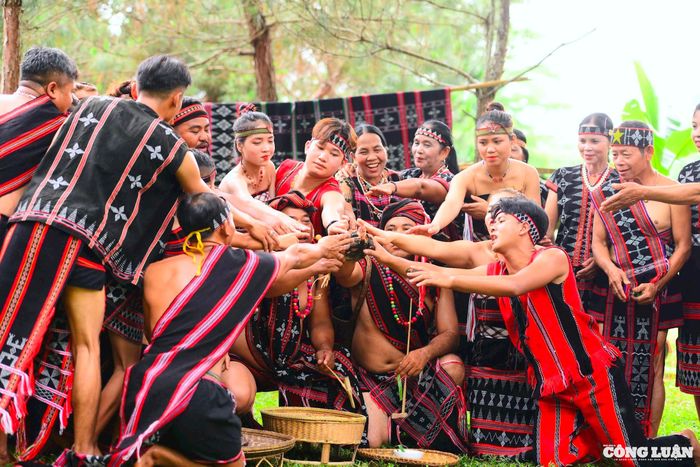 Nam nữ dân tộc Cơ Tu huyện A Lưới (Thừa Thiên Huế) vui vẻ quây quần bên lễ cúng thần rừng truyền thống.