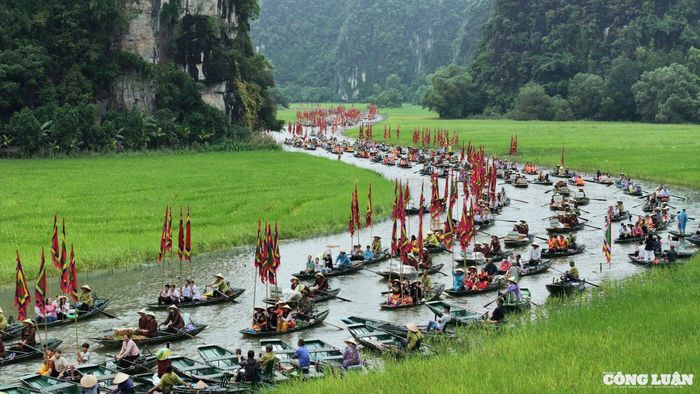 Đông đảo du khách tham dự lễ khai mạc tuần du lịch Ninh Bình 2025.