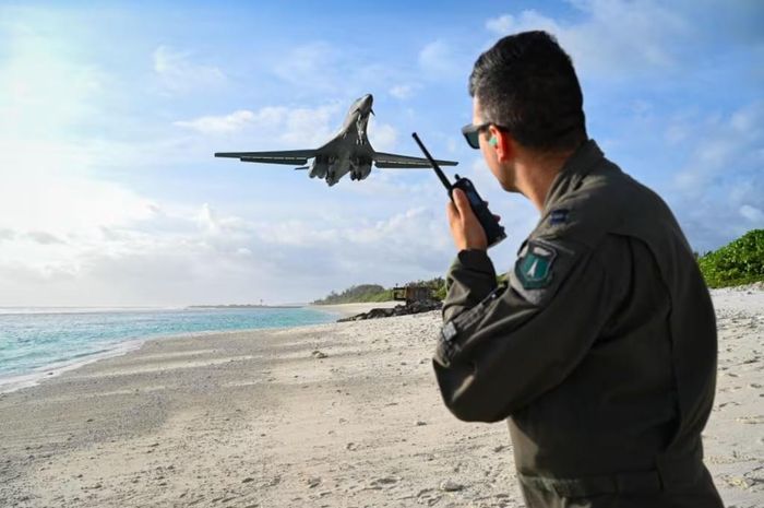 Quân nhân Mỹ theo dõi máy bay ném bom hạng nặng B-1B Lancer hạ cánh xuống căn cứ quân sự Diego Garcia, Quần đảo Chagos. Ảnh: US Air Force