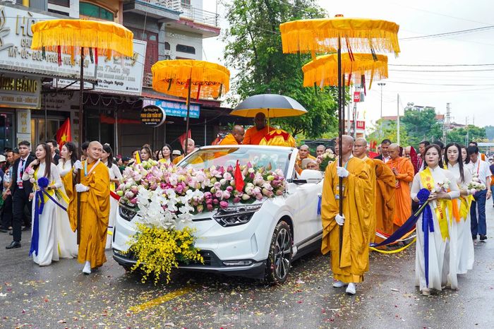 Sáng 23/5, xá lợi Phật được chư tôn đức tăng, ni Giáo hội Phật giáo Việt Nam và Ấn Độ cung rước đến chùa Phúc Sơn (Bắc Giang) sau thời gian tôn trí tại núi Chùa Bái Đính (Ninh Bình).