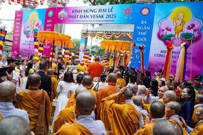 Xá lợi Đức Phật - bảo vật quốc gia Ấn Độ được cung rước về chùa Phúc Sơn.
