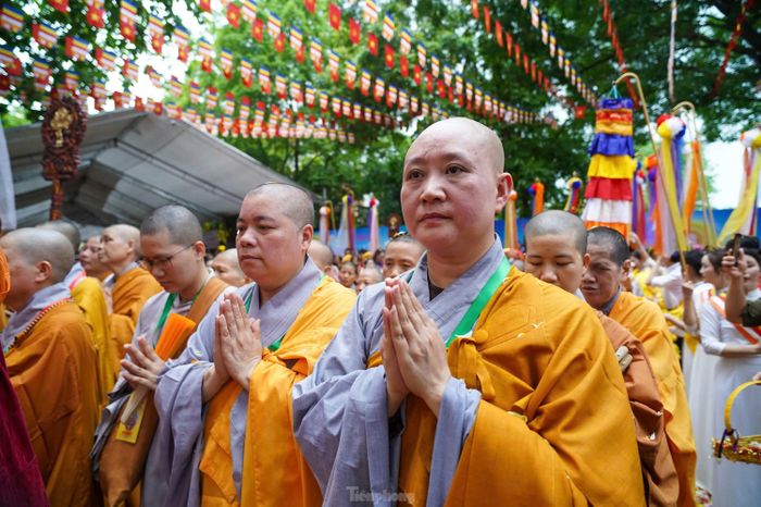 Nghi lễ cung nghinh xá lợi Đức Phật diễn ra trong không khí trang nghiêm.