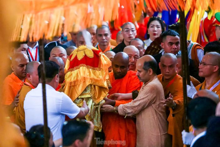 Xá Lợi Phật Thích Ca Mâu Ni được các hòa thượng rước vào chùa Phúc Sơn.