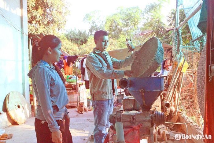Dịch vụ xay xát cũng tạo thêm thu nhập cho đôi vợ chồng trẻ. Ảnh: Đình Tuân