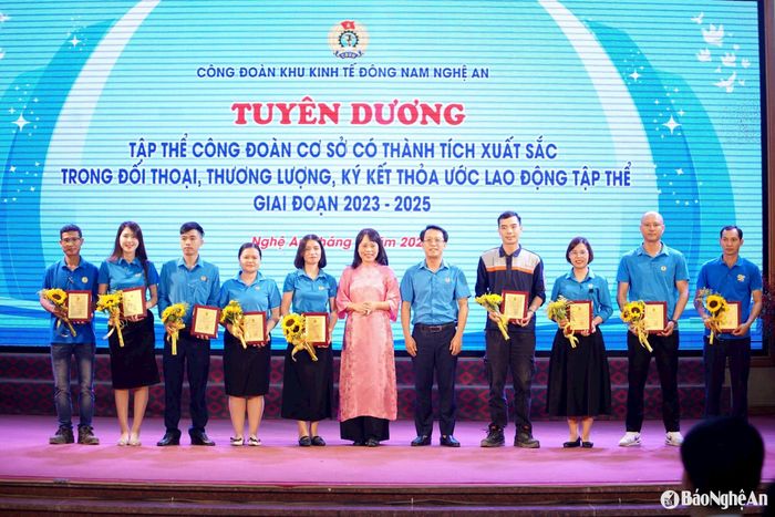 Công đoàn Khu Kinh tế Đông Nam tổ chức trao đổi về các giải pháp ký kết, thực hiện TƯLĐTT. Ảnh: Trần Vân