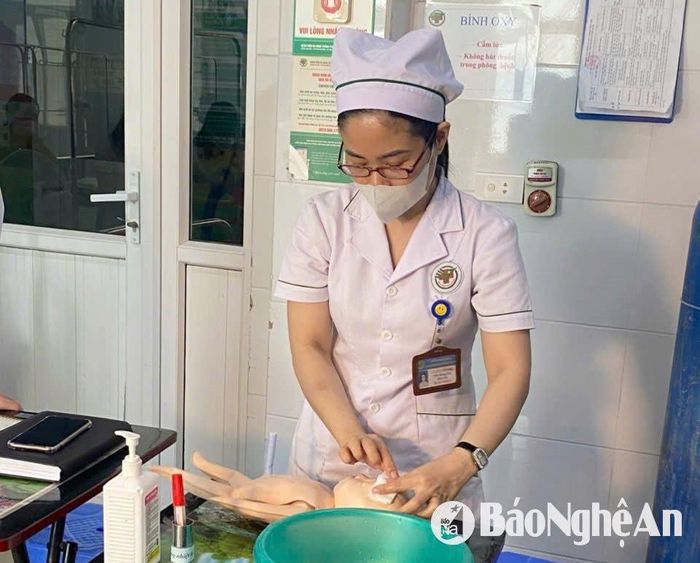 Bác sĩ Khoa Nhi, Bệnh viện Đa khoa TP. Vinh hướng dẫn phụ huynh cách chăm sóc trẻ khi mắc cúm. Ảnh: PV