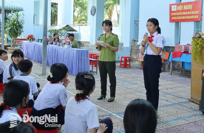 Học sinh hào hứng tham gia trò chơi “đố vui có thưởng” với những nội dung liên quan đến rừng do Ban chỉ đạo thực hiện Chương trình Mục tiêu phát triển lâm nghiệp bền vững huyện Vĩnh Cửu tổ chức.