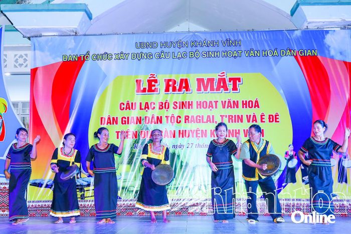 Màn trình diễn hòa tấu mã la của các thành viên Câu lạc bộ Sinh hoạt văn hóa dân gian dân tộc Raglai thôn Suối Cá (xã Khánh Trung). Ảnh: NHÂN TÂM