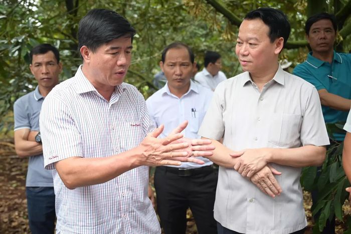 Quyền Chủ tịch UBND tỉnh Đắk Lắk Nguyễn Thiên Văn (áo ca rô) kiến nghị xây dựng đề án phát triển sầu riêng chất lượng cao gắn với việc xây dựng thương hiệu quốc gia, lấy tỉnh Đắk Lắk làm điểm.