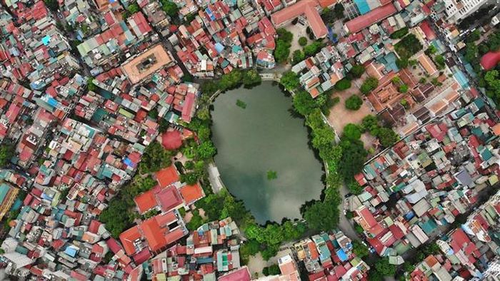 Hồ Hai Bà Trưng (quận Hai Bà Trưng) nằm giữa khu dân cư đông đúc. Ảnh: Danh Lam-TTXVN