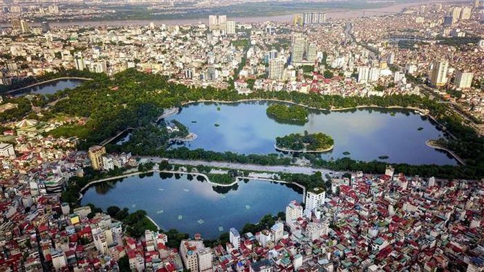 Quần thể Hồ Bảy Mẫu, hồ Ba Mẫu và hồ Thiền Quang giữ cho bầu không khí ở 2 quận Hai Bà và Đống Đa trong sạch hơn. Ảnh: Thành Đạt – TTXVN
