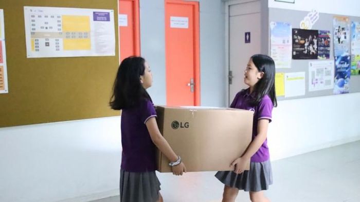  Món quà tri thức được các học sinh tự chuẩn bị và tham gia vận chuyển.
