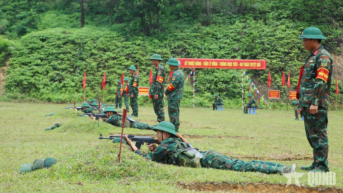 Binh nhì Nguyễn Bằng Thế, chiến sĩ thuộc Đại đội 36 (người thực hiện động tác nằm bắn gần nhất) cẩn thận trong từng phát bắn. 