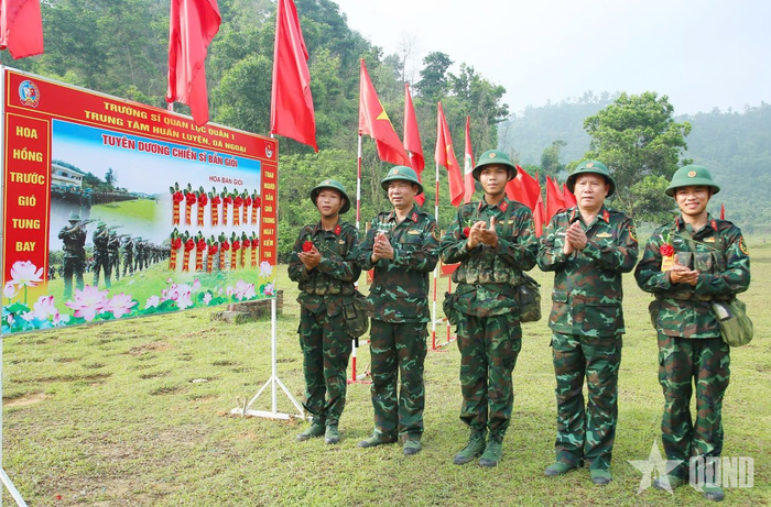  Một trong những loạt bắn có nhiều chiến sĩ mới đạt điểm giỏi (Chỉ huy cơ quan và Trung tâm trao hoa bắn giỏi cho chiến sĩ mới).