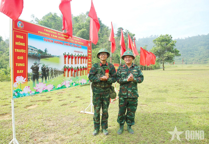  Binh nhì Bùi Đức Nam, chiến sĩ thuộc Đại đội 36 nhận hoa bắn giỏi.