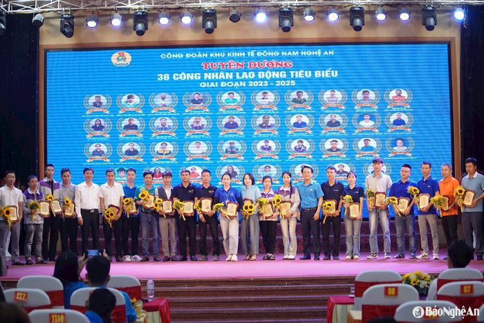 Công đoàn Khu kinh tế Đông Nam tuyên dương 38 công nhân lao động tiêu biểu. Ảnh: Duy Chương