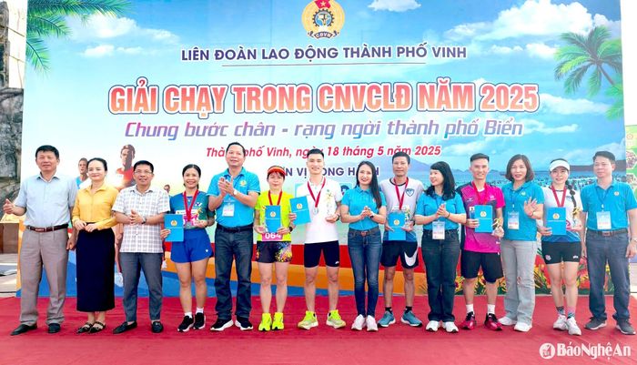 Các đại biểu chụp ảnh lưu niệm cùng các vận động viên đạt giải cao. Ảnh tư liệu: Diệp Thanh