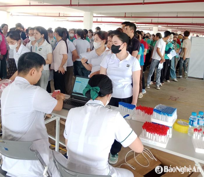 Công đoàn Công ty TNHH Viet Glory (Diễn Châu) tổ chức khám sức khỏe cho đoàn viên, người lao động trong Tháng Công nhân. Ảnh: CSCC