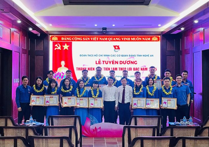 Các thanh niên tiên tiến làm theo lời Bác được tuyên dương tại Khu Di tích Chủ tịch Hồ Chí Minh tại Phủ Chủ tịch. Ảnh: P.V