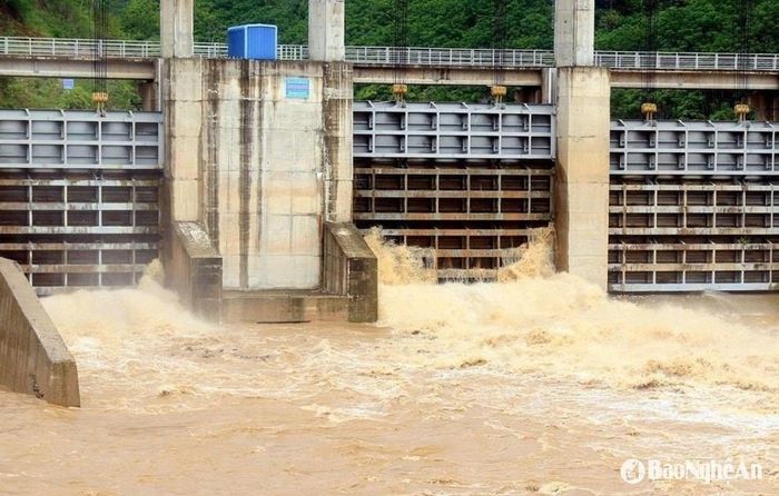 Thủy điện Bản Ang xả lũ. Ảnh tư liệu
