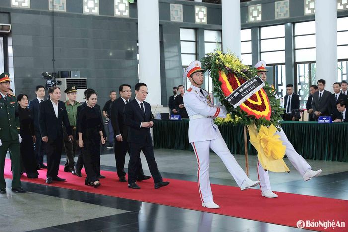 Đoàn đại biểu Tỉnh ủy, HĐND, UBND, Ủy ban MTTQ Việt Nam tỉnh Nghệ An thành kính viếng nguyên Chủ tịch nước Trần Đức Lương. Ảnh: P.V