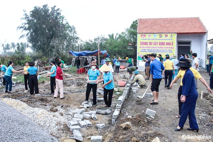 Xã An Hòa (Quỳnh Lưu) huy động các lực lượng trong hệ thống chính trị và nhân dân làm nhà ở cho dân. Ảnh tư liệu: Mai Hoa