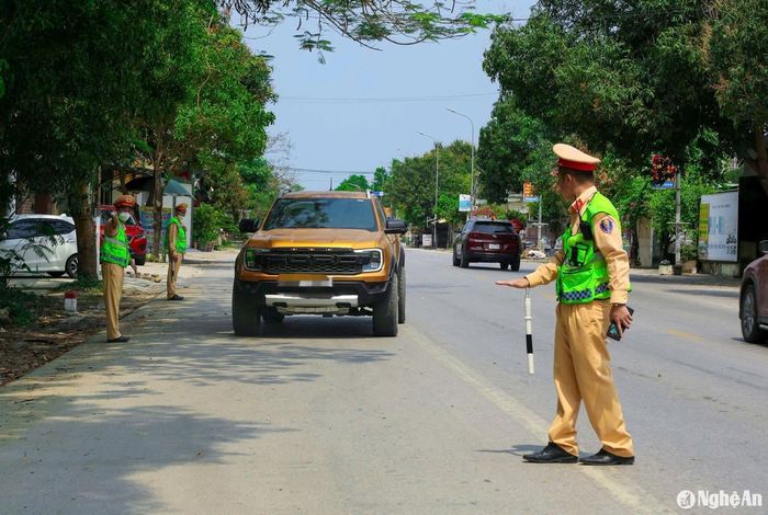 Cảnh sát giao thông Nghệ An kiểm tra nồng độ cồn trên tuyến Quốc lộ 46. Ảnh tư liệu
