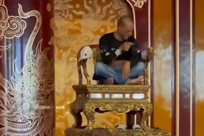 Ngày 24/5, đối tượng Hồ Văn Phương Tâm (SN 1983), trú tại phường Hương Long, TP Huế đối tượng đã có hành vi xâm hại bảo vật quốc gia ngai Vua triều Nguyễn... Ảnh: Cắt từ clip