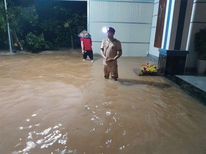 Nước lũ lên nhanh trong đêm khiến người dân trở tay không