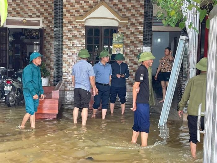 Lãnh đạo tỉnh cùng các sở, ban ngành liên quan đã trực tiếp xuống các địa phương kiểm tra thực tế, chỉ đạo công tác ứng phó và khắc phục hậu quả sau mưa lũ.