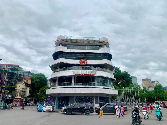 Việc nghiên cứu, lập phương án được triển khai thận trọng và xin ý kiến các bộ ngành, hội đồng kiến trúc thành phố… do Viện Quy hoạch xây dựng Hà Nội thực hiện làm cơ sở trước khi triển khai. Việc cải tạo, chỉnh trang quảng trường Đông Kinh Nghĩa Thục, trong đó có việc hạ giải tòa nhà "Hàm cá mập" được triển khai trước.