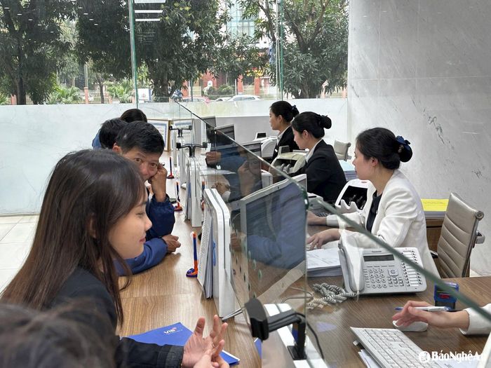 Giao dịch tại ngân hàng với các hoạt động cho vay sản xuất kinh doanh và tiêu dùng. Ảnh: Trân Châu