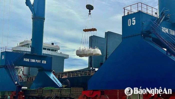 Vận chuyển hàng hóa qua Cảng Cửa Lò. Ảnh: Châu Lan