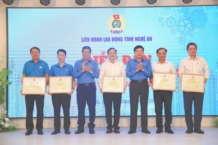 Trao Bằng khen của Liên đoàn Lao động tỉnh cho các tập thể có thành tích xuất sắc trong phong trào lao động sáng tạo giai đoạn 2023-2025. Ảnh: Diệp Thanh