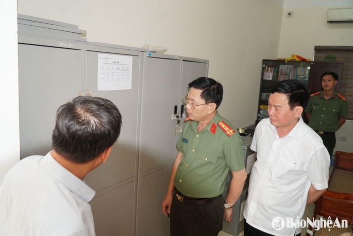 Ông Đào Công Lợi (bên phải) kiểm tra công tác chuẩn bị Kỳ thi tuyển sinh vào lớp 10 trong năm 2024. Ảnh: Mỹ Hà