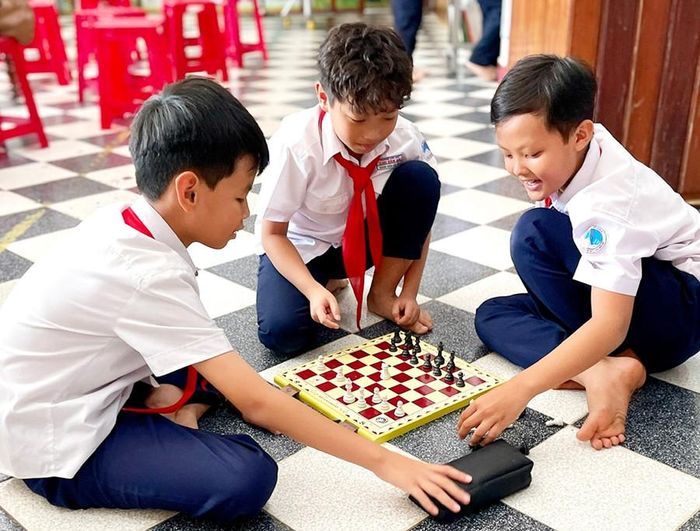  Không chỉ có những trang sách, thư viện còn thu hút các em nhỏ bởi nhiều trò chơi bổ ích, lý thú. Ảnh: L.N 