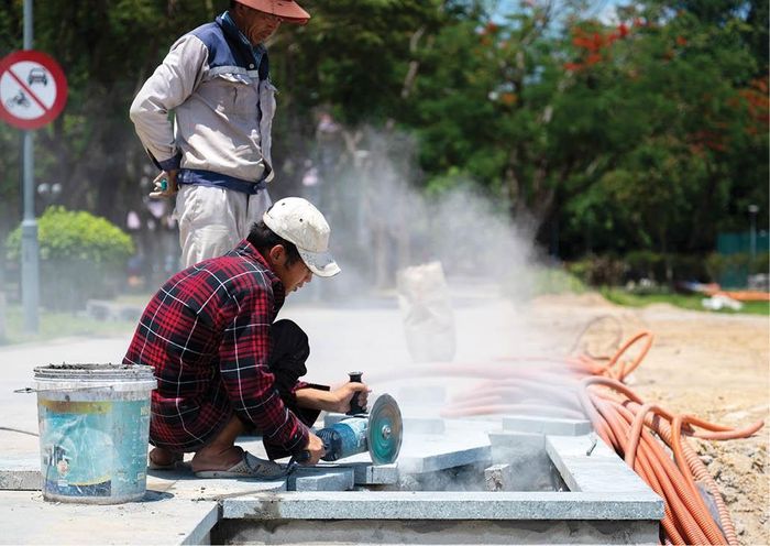 Chạy đua với tiến độ công việc dưới trời nắng tháng Năm 