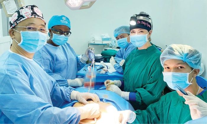  GS. Dung Nguyen (thứ hai, bên phải) trong ca phẫu thuật tại Bệnh viện Răng Hàm Mặt Huế
