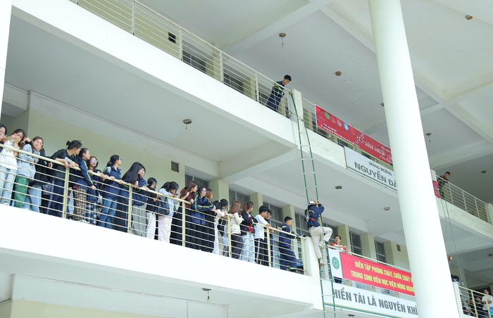 Cảnh sát PCCC và CNCH hướng dẫn sinh viên trải nghiệm di chuyển thoát nạn bằng ròng rọc hạ chậm