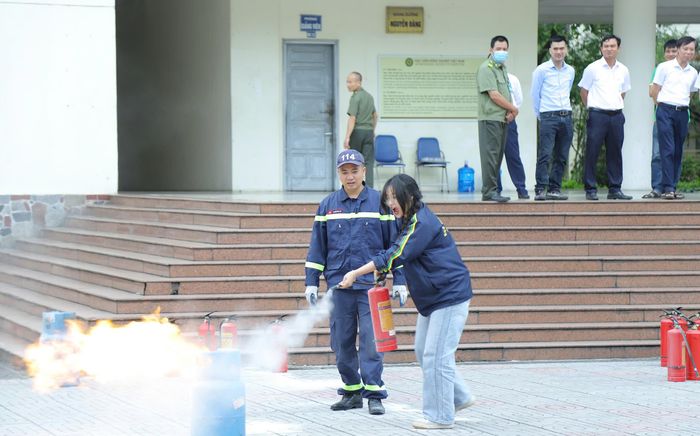 Chương trình trải nghiệm không chỉ là hoạt động tuyên truyền kỹ năng sống thiết thực, mà còn là dịp để sinh viên Học viện rèn luyện ý thức trách nhiệm, chủ động ứng phó với các tình huống bất ngờ, góp phần xây dựng môi trường học tập an toàn, văn minh