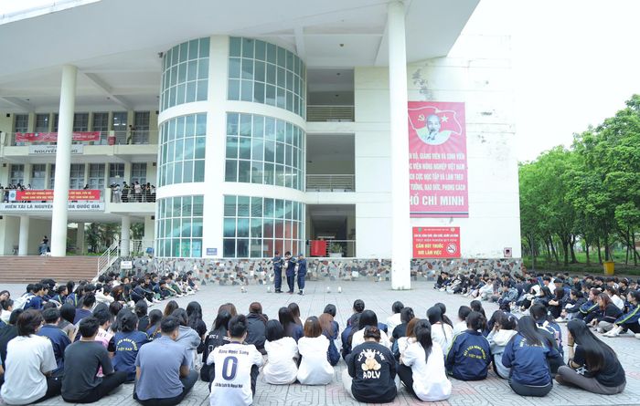 Phòng Cảnh sát PCCC&CNCH - Công an TP Hà Nội đã phối hợp với Học viện Nông Nghiệp Việt Nam tổ chức chương trình “Tuyên truyền và trải nghiệm thực tế PCCC&CNCH cho sinh viên” tại khuôn viên Học Viện, thu hút gần 1.000 sinh viên tham gia