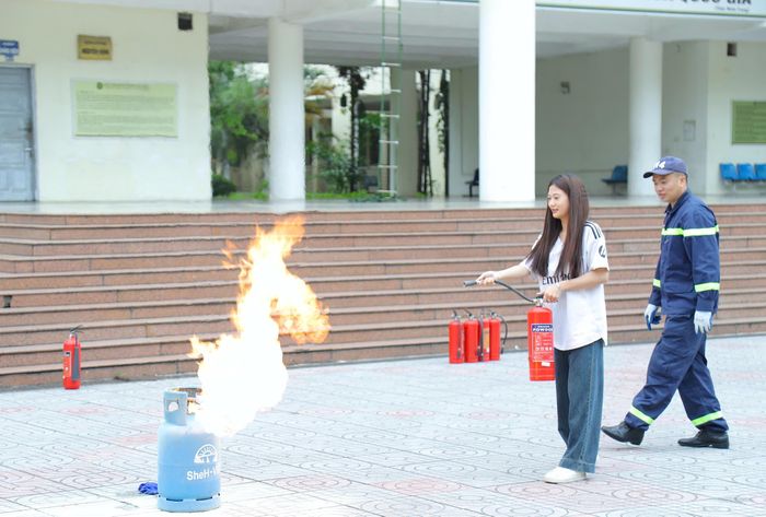 Sự an toàn của bản thân và cộng đồng không thể chỉ dựa vào lực lượng chuyên nghiệp mà cần sự chung tay từ mọi người. Việc phòng cháy, chữa cháy không chỉ dừng lại ở lý thuyết mà cần được thực hiện qua những hành động cụ thể hàng ngày