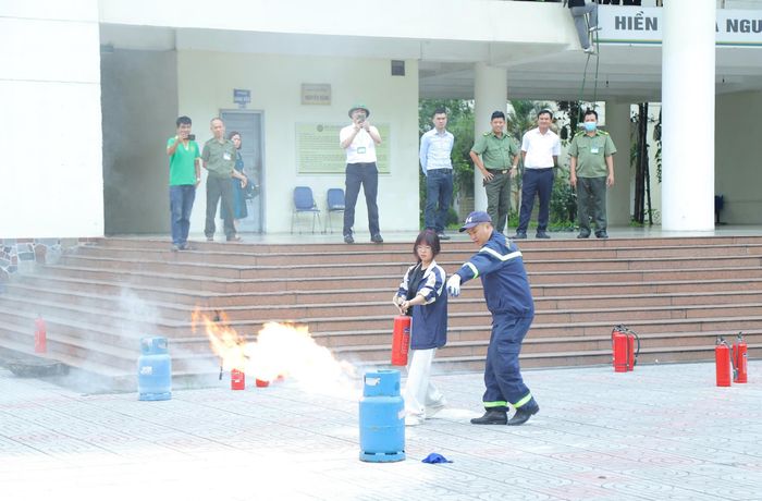 Cảnh sát PCCC và CNCH hướng dẫn thực hành sử dụng bình chữa cháy