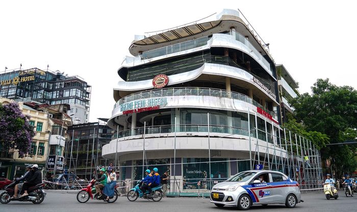  Tòa nhà "Hàm cá mập" được xây dựng từ năm 1991 tới 1993, do Tổng Công ty vận tải Hà Nội (Transerco) quản lý. Tòa nhà có địa chỉ tại số 1 - 3 - 5 phố Đinh Tiên Hoàng (quận Hoàn Kiếm, Hà Nội), trong đó từ tầng 2 đến tầng 5 là các nhà hàng, quán cà phê, tầng 6 có tầm nhìn bao quát hồ Hoàn Kiếm. 
