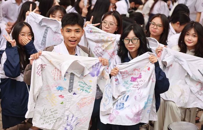 Những dòng lưu bút trên áo trắng học trò mãi là những kỷ niệm đẹp của một thời học sinh. Ảnh: Thanh Tùng - TTXVN